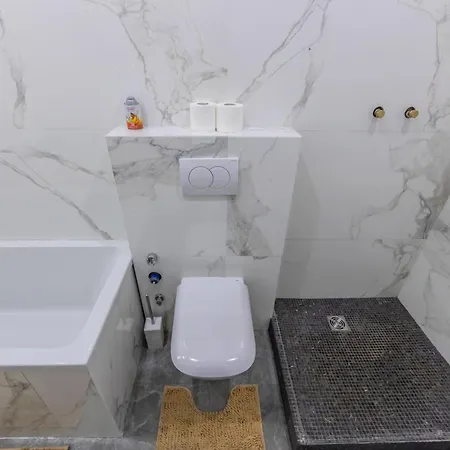 3-кімнатні, метро університет Apartment *