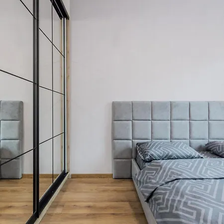 3-кімнатні, метро університет Apartment *